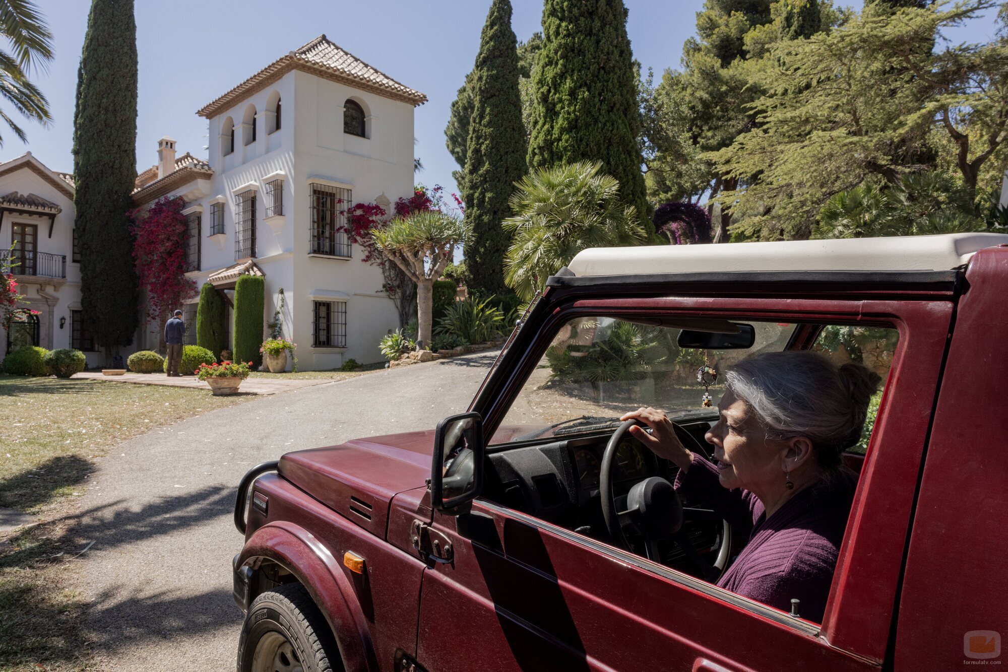 Kiti Mánver en la temporada 1 y el capítulo 01 de 'Dos tumbas'