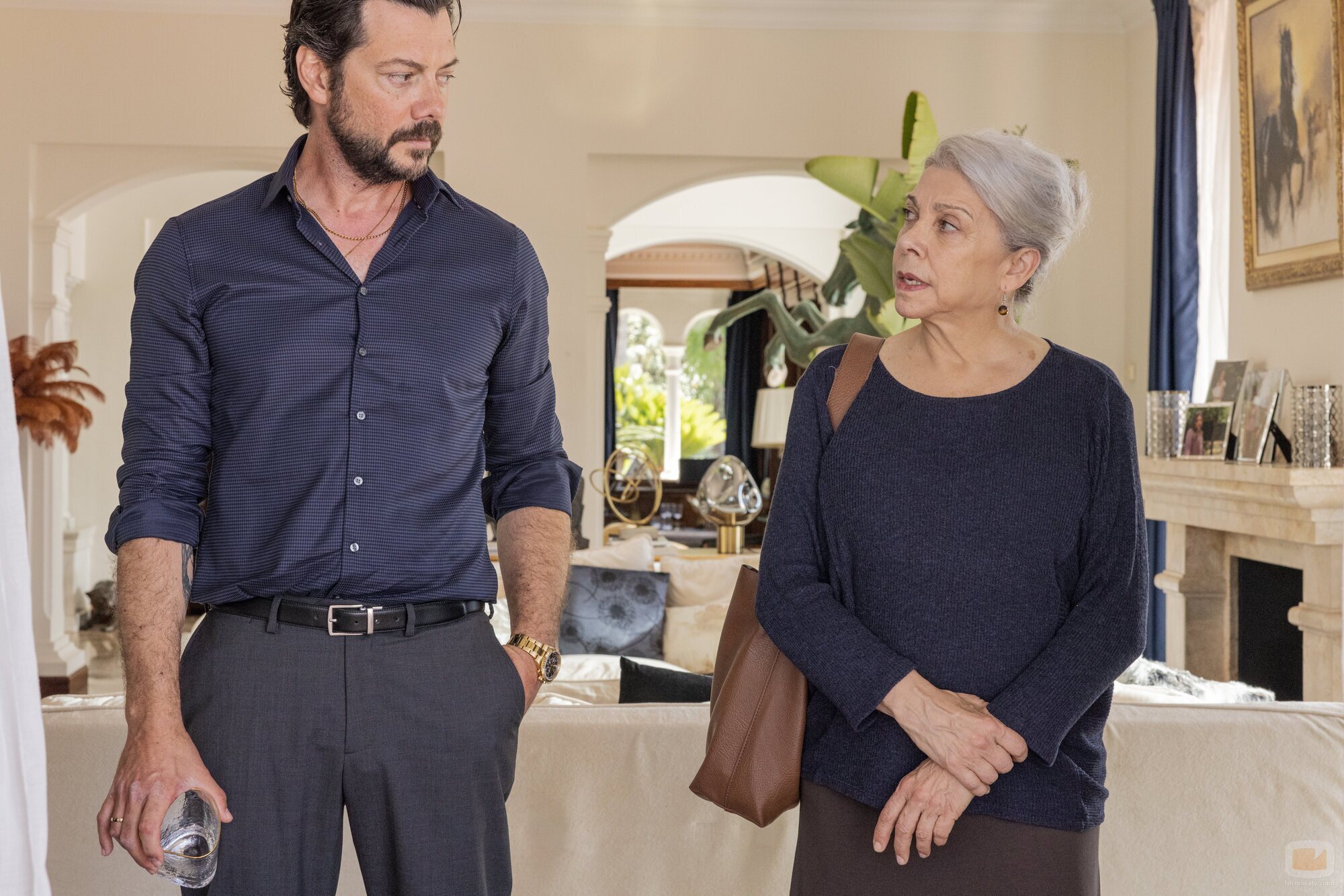 Kiti Mánver y Álvaro Morte en el 1x01 de 'Dos tumbas'