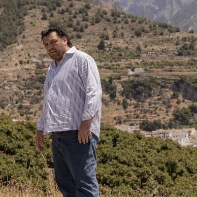 Hovik Keuchkerian en Capítulo 1 titulado 'Parte I' de 'Dos tumbas'