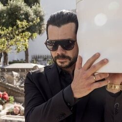 Álvaro Morte en 1x01 'Parte I' de 'Dos tumbas'