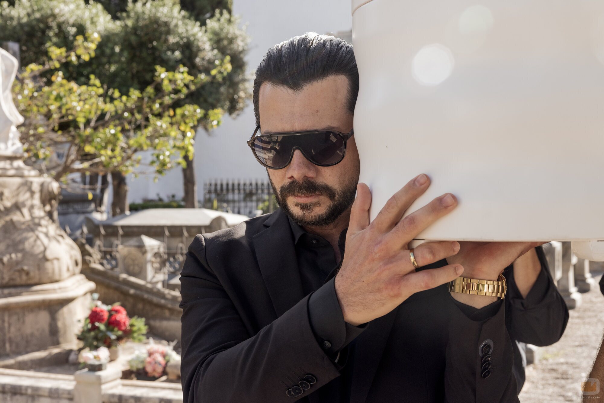 Álvaro Morte en 1x01 'Parte I' de 'Dos tumbas'