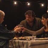 Hovik Keuchkerian en la temporada 1 y el capítulo 01 de 'Dos tumbas'