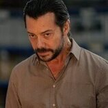 Álvaro Morte en Capítulo 2 titulado 'Parte II' de 'Dos tumbas'