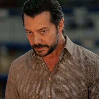 Álvaro Morte en Capítulo 2 titulado 'Parte II' de 'Dos tumbas'