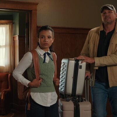 Marc Blucas y Nikki Rodriguez en 'Bienvenida a Colorado' de 'Mi vida con los chicos Walter'