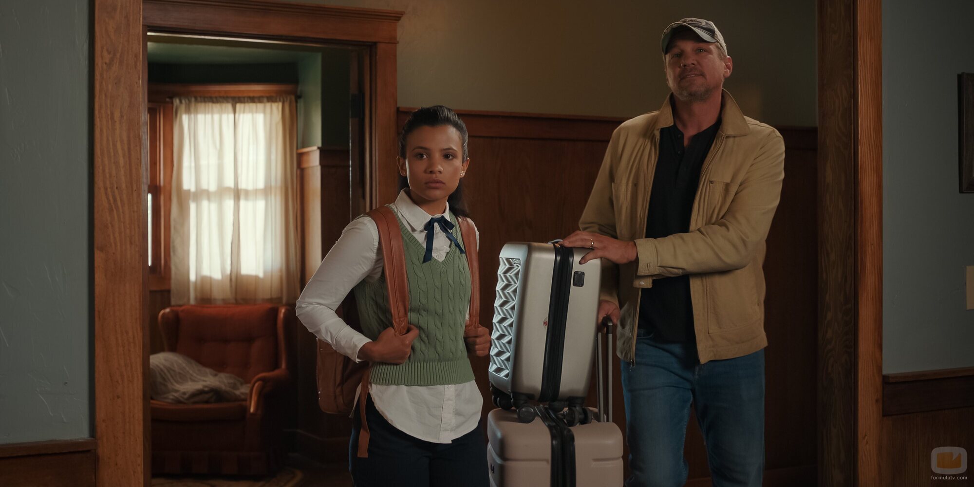 Marc Blucas y Nikki Rodriguez en 'Bienvenida a Colorado' de 'Mi vida con los chicos Walter'