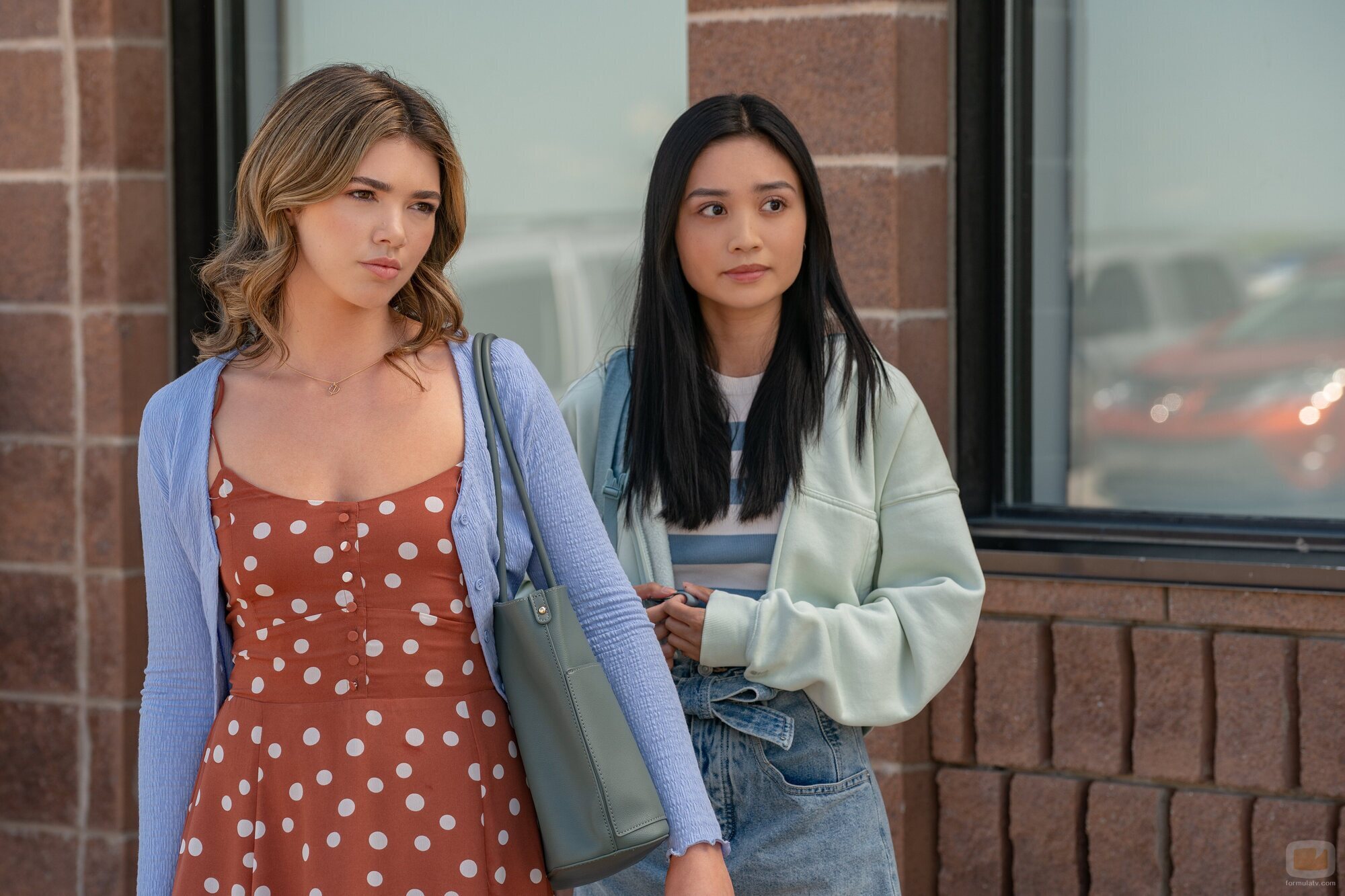 Alisha Newton y Gabrielle Jacinto en 'Bienvenida a Colorado' de 'My Life with the Walter Boys'