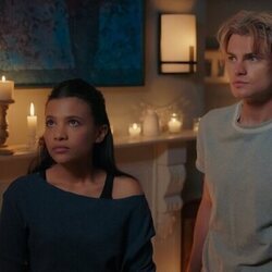 Noah LaLonde y Nikki Rodriguez en 'Diecinueve' de 'Mi vida con los chicos Walter'