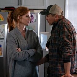 Marc Blucas y Sarah Rafferty en la temporada 1 y el capítulo 05 de 'Mi vida con los chicos Walter'
