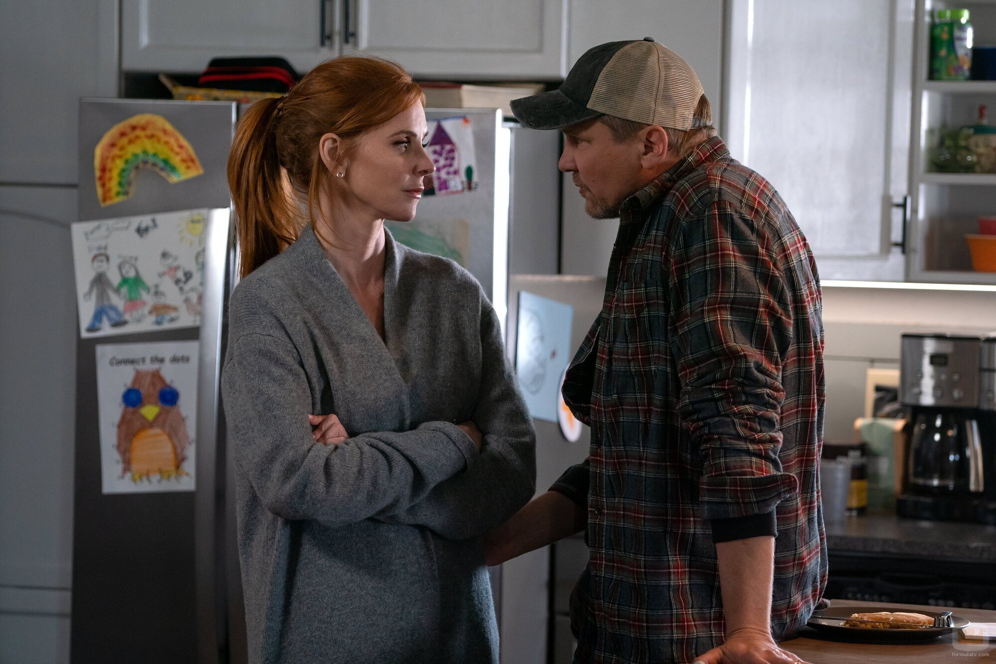 Marc Blucas y Sarah Rafferty en la temporada 1 y el capítulo 05 de 'Mi vida con los chicos Walter'