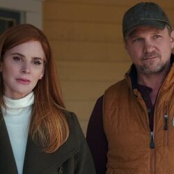 Marc Blucas y Sarah Rafferty en Capítulo 5 titulado 'Acción de Gracias' de 'Mi vida con los chicos Walter'