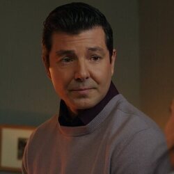 Alex Quijano en 1x05 titulado 'Acción de Gracias' de 'Mi vida con los chicos Walter'