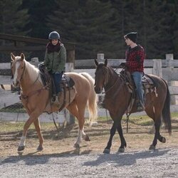 Ashby Gentry y Nikki Rodriguez en 1x05 'Acción de Gracias' de 'Mi vida con los chicos Walter'