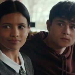 Ashby Gentry y Nikki Rodriguez en Capítulo 6 titulado 'Equipaje' de 'Mi vida con los chicos Walter'