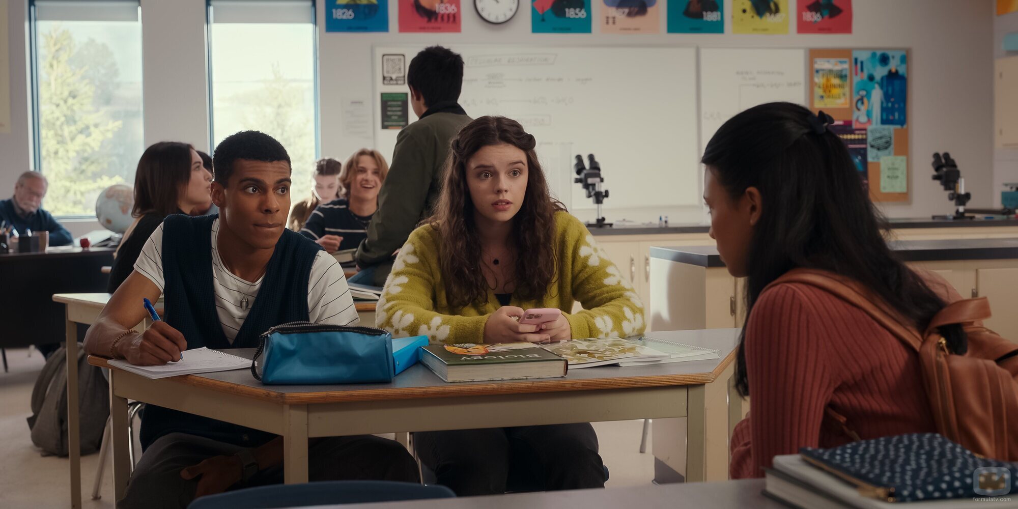 Nikki Rodriguez y Jaylan Evans en 'Corren rumores...' de 'My Life with the Walter Boys'