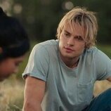 Noah LaLonde y Nikki Rodriguez en el 1x10 de 'Mi vida con los chicos Walter'