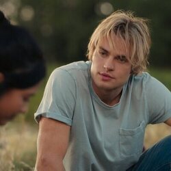 Noah LaLonde y Nikki Rodriguez en el 1x10 de 'Mi vida con los chicos Walter'