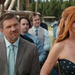Marc Blucas y Sarah Rafferty en 1x10 'Felices para siempre' de 'Mi vida con los chicos Walter'