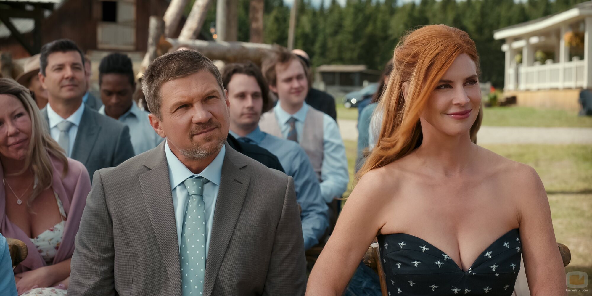 Marc Blucas y Sarah Rafferty en 1x10 'Felices para siempre' de 'Mi vida con los chicos Walter'