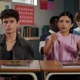 Ashby Gentry y Nikki Rodriguez en 2x01 'Empezar de cero' de 'Mi vida con los chicos Walter'