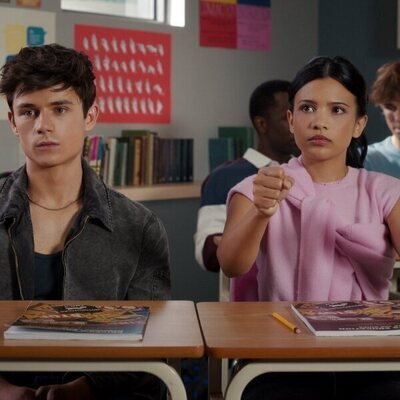 Ashby Gentry y Nikki Rodriguez en 2x01 'Empezar de cero' de 'Mi vida con los chicos Walter'