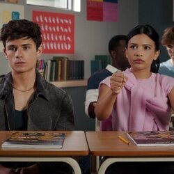 Ashby Gentry y Nikki Rodriguez en 2x01 'Empezar de cero' de 'Mi vida con los chicos Walter'