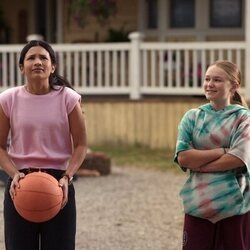 Nikki Rodriguez y Alix West Lefler en el 2x01 de 'My Life with the Walter Boys'