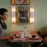 Sarah Rafferty y Nikki Rodriguez en el 2x01 de 'Mi vida con los chicos Walter'