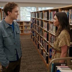 Alisha Newton y Connor Stanhope en 2x01 titulado 'Empezar de cero' de 'Mi vida con los chicos Walter'