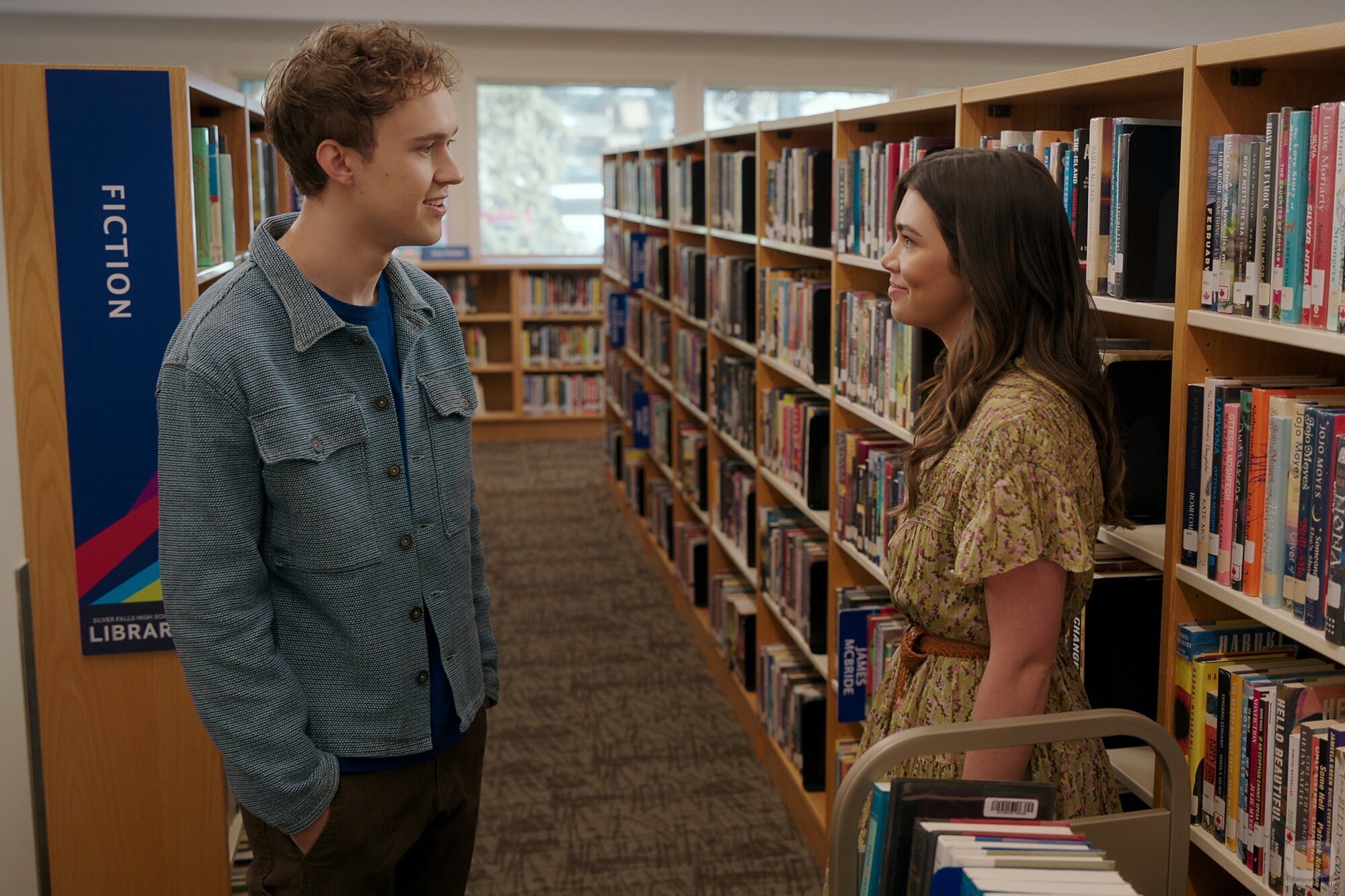 Alisha Newton y Connor Stanhope en 2x01 titulado 'Empezar de cero' de 'Mi vida con los chicos Walter'