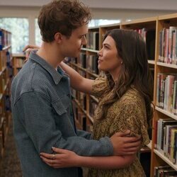 Alisha Newton y Connor Stanhope en 2x01 'Empezar de cero' de 'Mi vida con los chicos Walter'