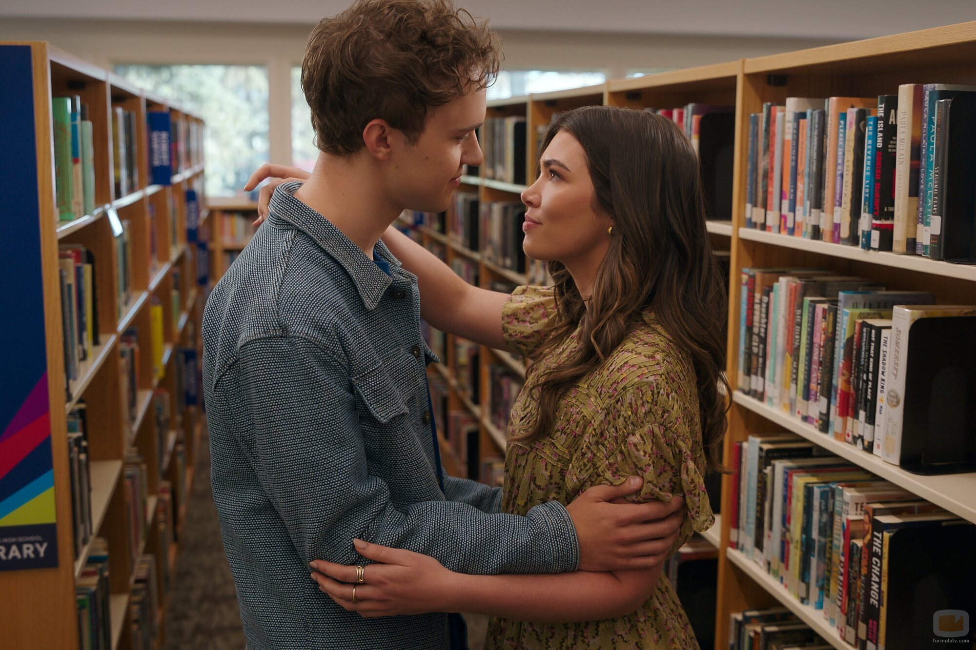 Alisha Newton y Connor Stanhope en 2x01 'Empezar de cero' de 'Mi vida con los chicos Walter'