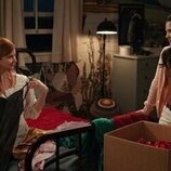 Sarah Rafferty y Nikki Rodriguez en 'Las chicas solo quieren recaudar' de 'Mi vida con los chicos Walter'