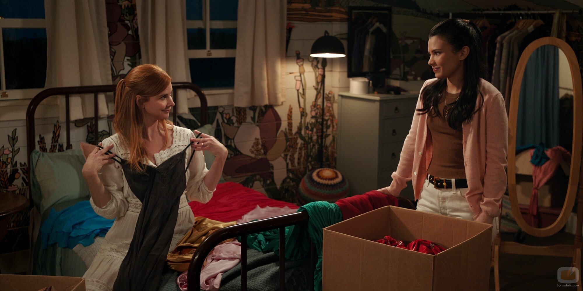 Sarah Rafferty y Nikki Rodriguez en 'Las chicas solo quieren recaudar' de 'Mi vida con los chicos Walter'