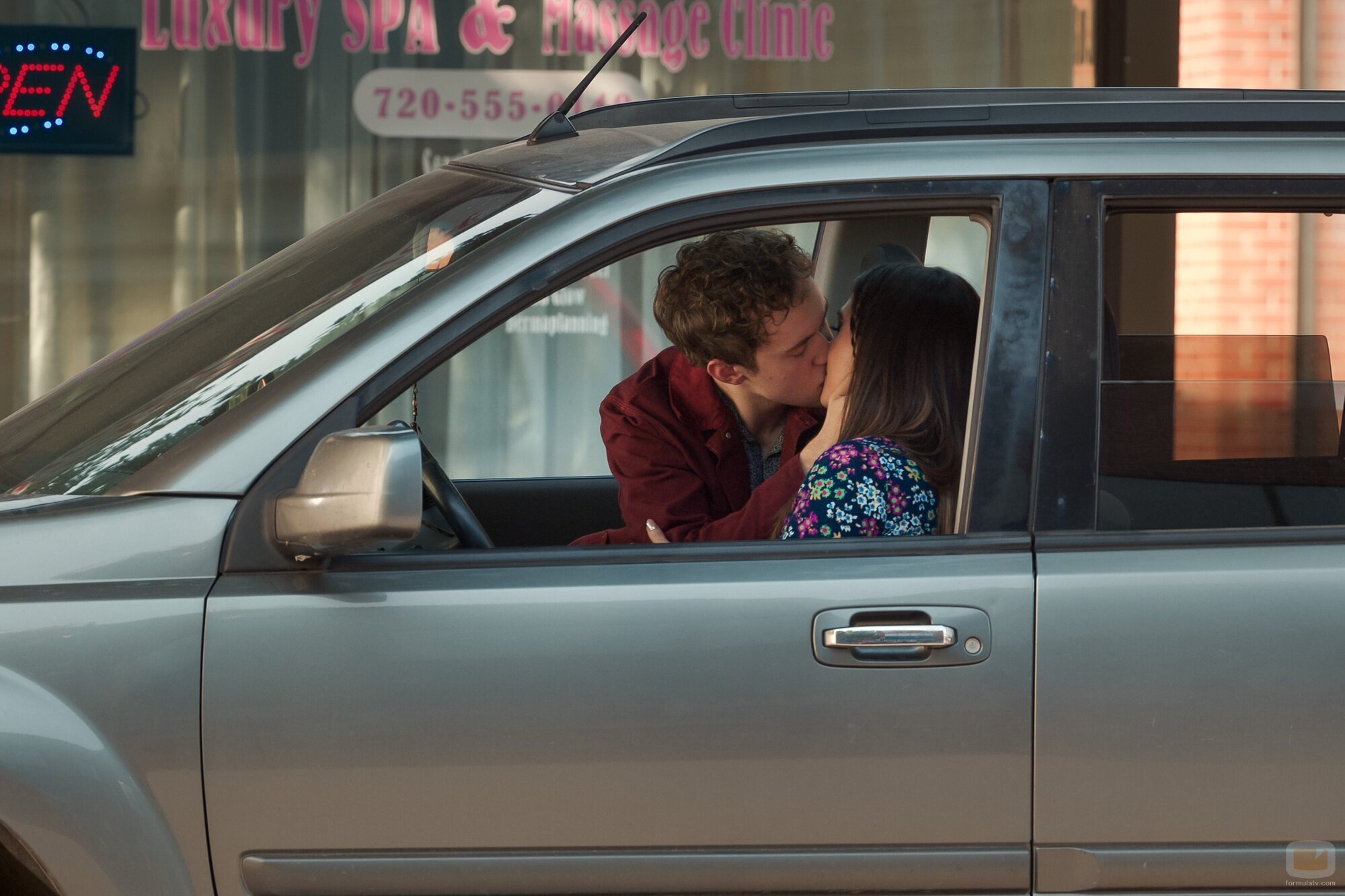 Alisha Newton y Connor Stanhope en el 2x03 de 'My Life with the Walter Boys'