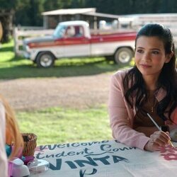 Nikki Rodriguez en 2x03 titulado 'Las chicas solo quieren recaudar' de 'Mi vida con los chicos Walter'