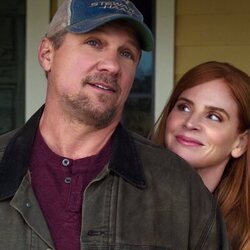Marc Blucas y Sarah Rafferty en 2x03 titulado 'Las chicas solo quieren recaudar' de 'Mi vida con los chicos Walter'