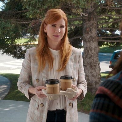 Sarah Rafferty en 'Pasa sin mirar' de 'My Life with the Walter Boys'