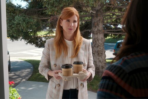 Sarah Rafferty en 'Pasa sin mirar' de 'My Life with the Walter Boys'