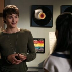 Nikki Rodriguez y Corey Fogelmanis en 'Pasa sin mirar' de 'My Life with the Walter Boys'