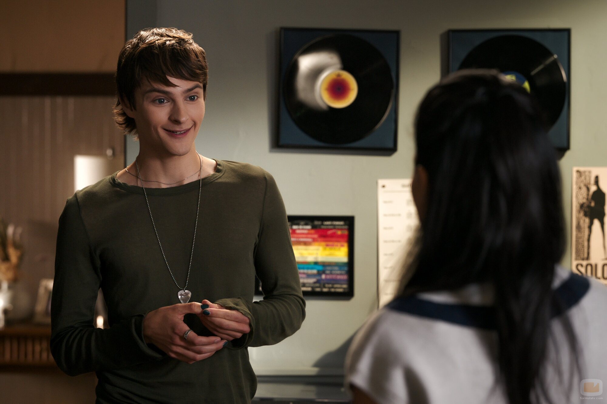 Nikki Rodriguez y Corey Fogelmanis en 'Pasa sin mirar' de 'My Life with the Walter Boys'