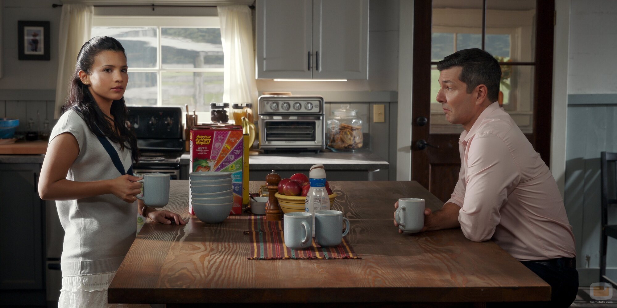 Nikki Rodriguez y Alex Quijano en 2x04 'Pasa sin mirar' de 'Mi vida con los chicos Walter'