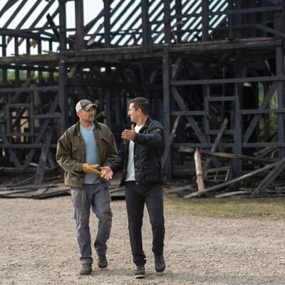 Marc Blucas y Alex Quijano en 2x06 'Después del baile' de 'Mi vida con los chicos Walter'