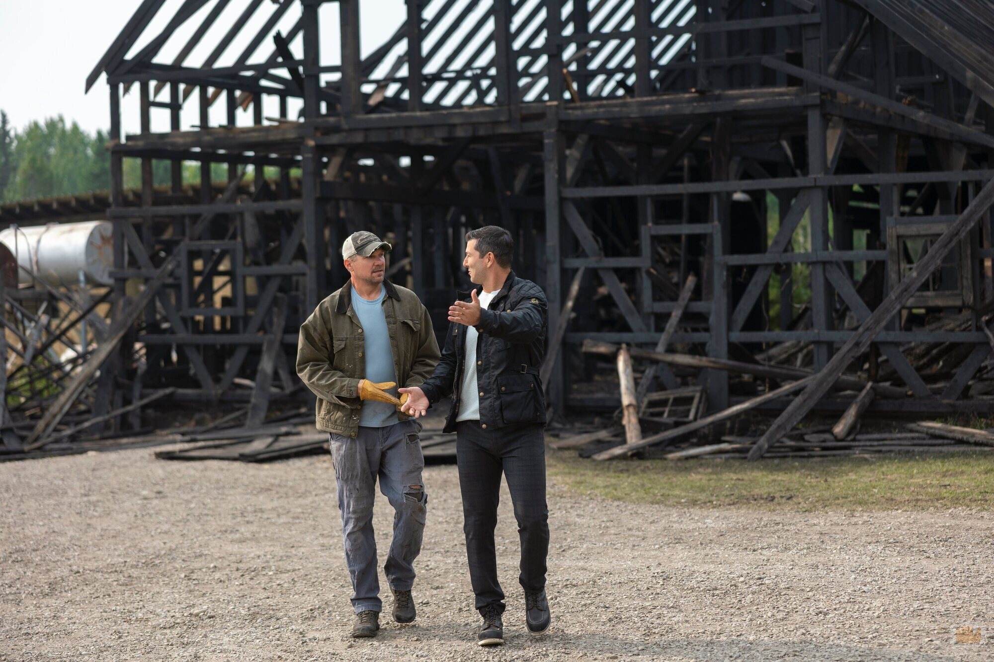 Marc Blucas y Alex Quijano en 2x06 'Después del baile' de 'Mi vida con los chicos Walter'