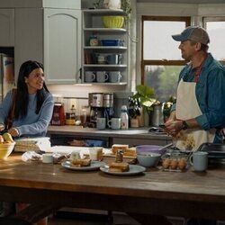 Marc Blucas y Nikki Rodriguez en 2x08 titulado 'Cambio de marcha' de 'Mi vida con los chicos Walter'