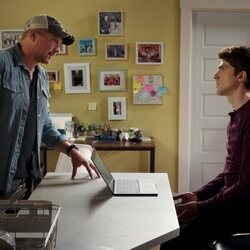 Marc Blucas y Johnny Link en Capítulo 9 titulado 'Por los que no están' de 'Mi vida con los chicos Walter'