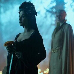 Gwendoline Christie y Catherine Zeta-Jones en Capítulo 5 titulado 'El Hyde y la triste persecución' de 'Miércoles'