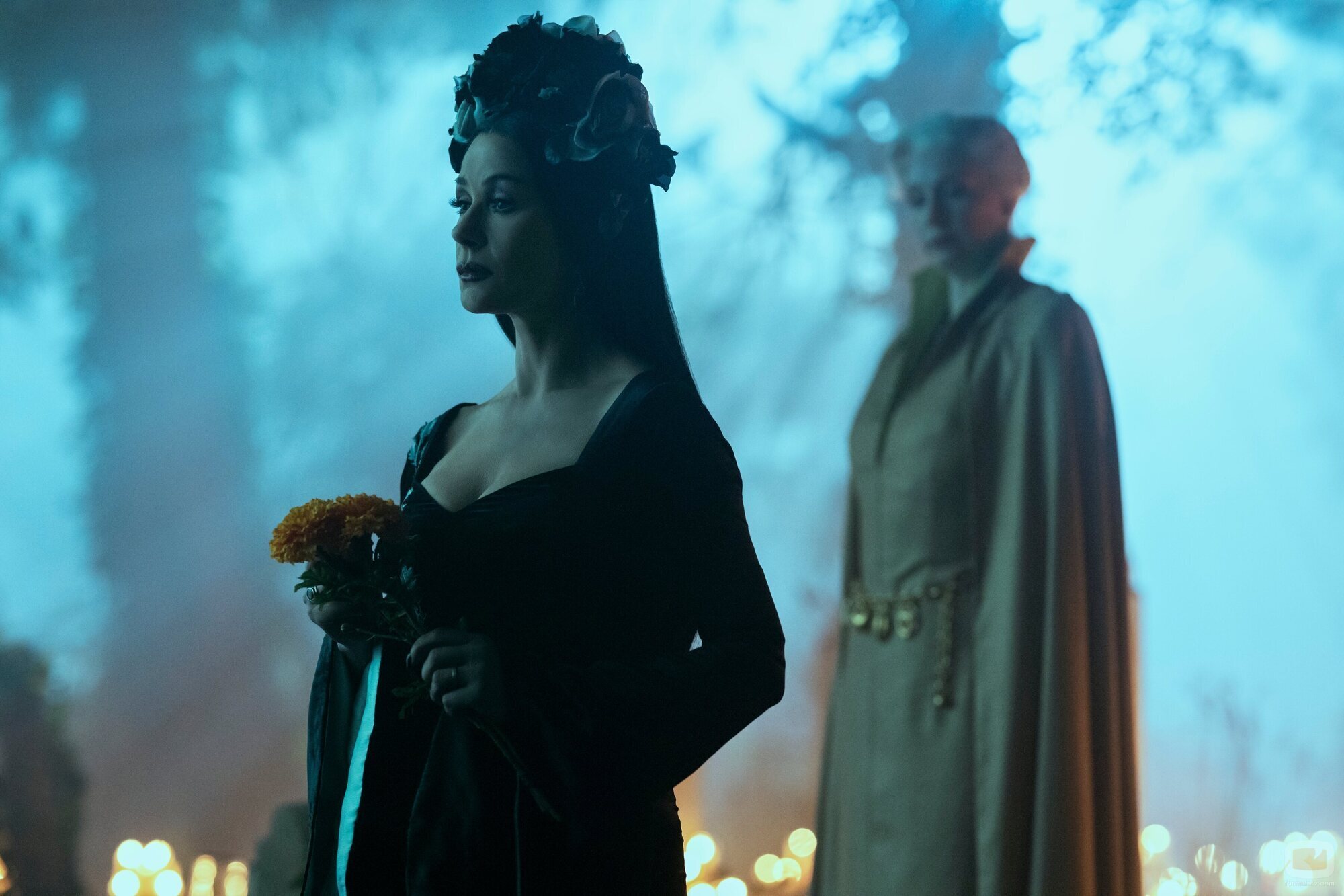 Gwendoline Christie y Catherine Zeta-Jones en Capítulo 5 titulado 'El Hyde y la triste persecución' de 'Miércoles'