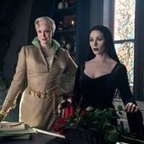 Gwendoline Christie y Catherine Zeta-Jones en el 2x05 de 'Wednesday'