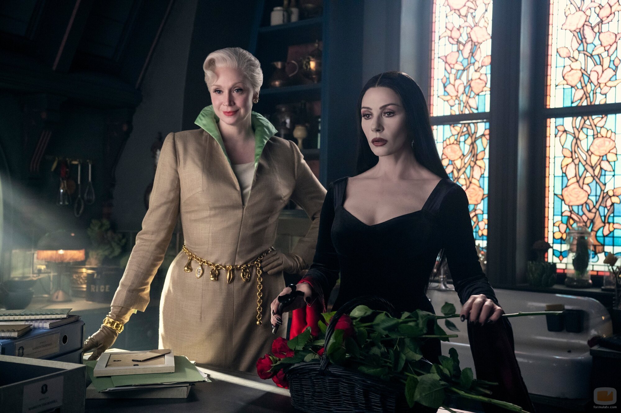 Gwendoline Christie y Catherine Zeta-Jones en el 2x05 de 'Wednesday'